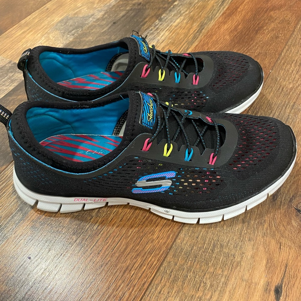 Skechers memory foam Black and neon slip on sneakers
Size 7 - Picture 1 of 4